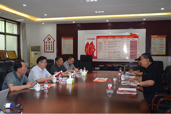 臨汾市市場(chǎng)監(jiān)督管理局局長(zhǎng)、非公企業(yè)黨委書記張東紅<br>在科海集團(tuán)調(diào)研非公黨建工作